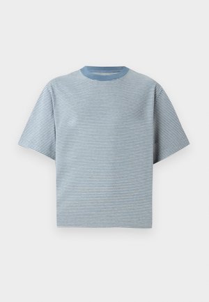 Csíkos póló világoskék és fehér színben, rövid ujjú, kerek nyakkivágással, puha pamut anyagból készült, laza illeszkedéssel.