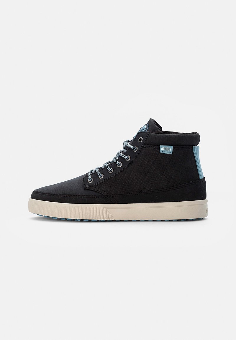 Baskets montantes noires avec tige texturée, accents bleu clair, lacets à motifs et semelle de couleur crème. Présente un logo sur le côté.