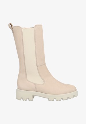 Bottine en cuir beige à chevilles avec panneaux élastiques sur les côtés et une semelle blanche épaisse. Présente une finition texturée et une languette au talon.