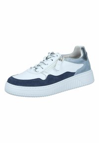 Witte en marineblauwe sneaker met een gestructureerde bovenkant, vetersluiting, ritssluiting accent en een dikke witte zool. Zilveren hiel detail voegt contrast toe.