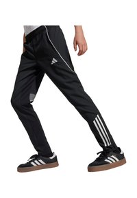 Schwarze Sporthose aus leichtem Stoff mit schmaler Passform, mit weißen Streifen an den Seiten und einem verstellbaren Bund.