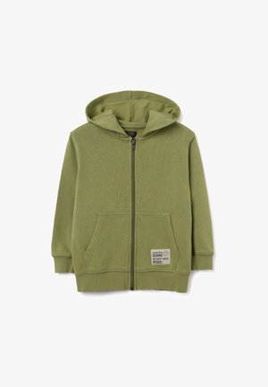Sudadera con cremallera color verde oliva, con capucha, dos bolsillos frontales y un parche texturizado con texto. Tejido suave con puños acanalados.