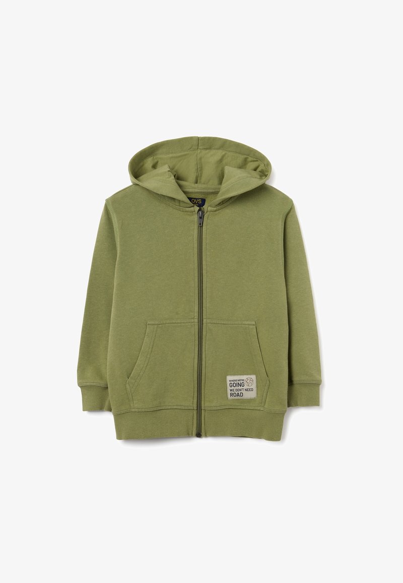 Felpa con zip di colore verde oliva, dotata di cappuccio, due tasche frontali e una patch testurizzata con del testo. Tessuto morbido con polsini a coste.