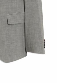 Manche de veste de costume gris clair avec poche à rabat sur le corps, quatre boutons foncés sur le poignet et texture tissée subtile.