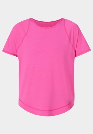 Felroze kortärmelig shirt met ronde halslijn en gebogen zoom, weergegeven op een eenvoudige lichtgrijze achtergrond.