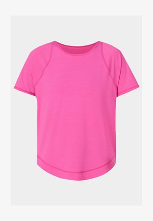 Felroze kortärmelig shirt met ronde halslijn en gebogen zoom, weergegeven op een eenvoudige lichtgrijze achtergrond.