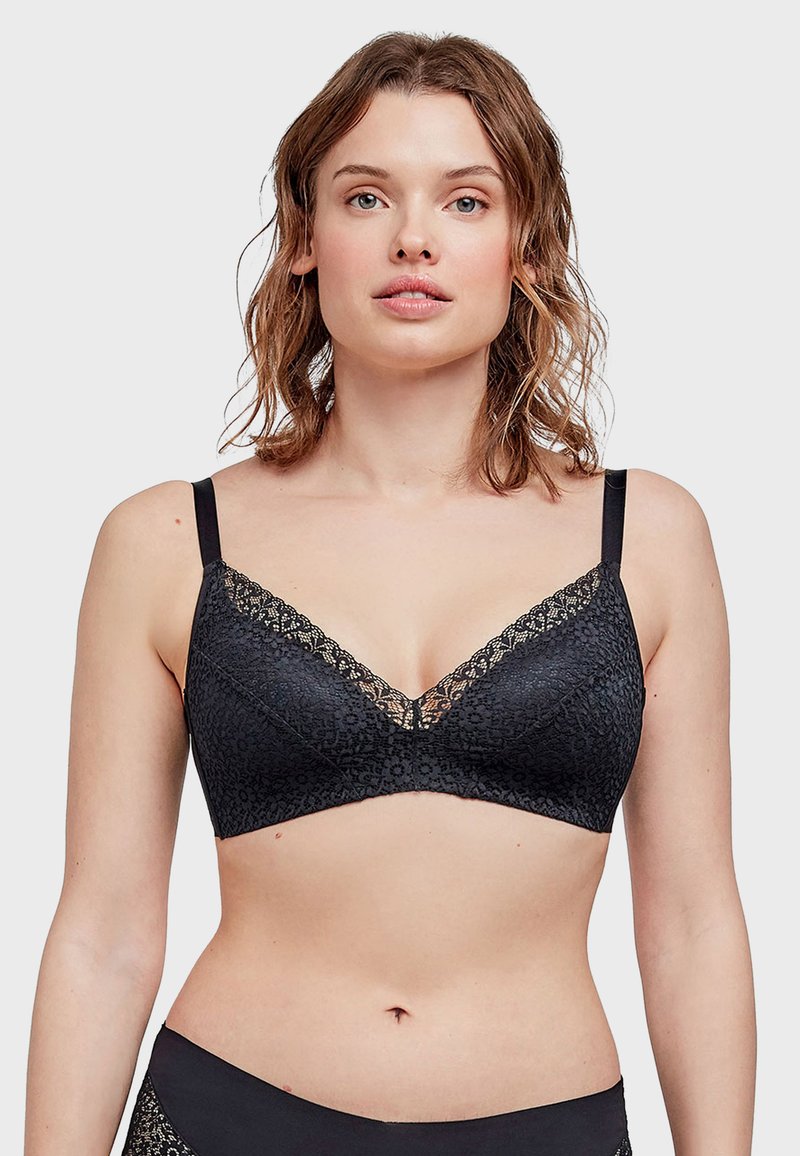 Soutien-gorge en dentelle noire avec un décolleté en V, motif floral, bretelles réglables et un ourlet en dentelle complexe le long des bords. Texture de tissu lisse.