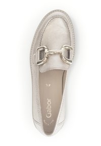 Scarpa slip-on in pelle di un leggero beige, con un upper texturizzato e un'imponente catena argentata che attraversa la parte anteriore. Fodera interna morbida.