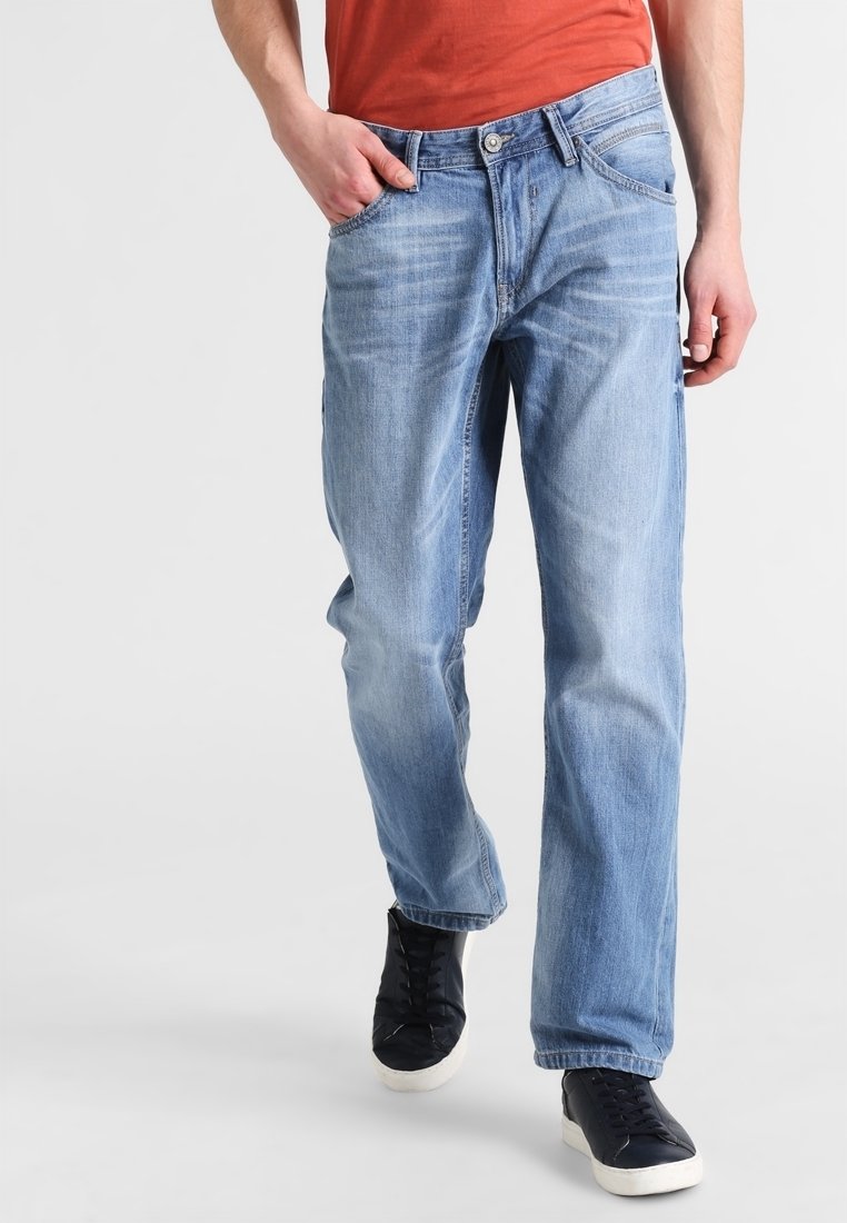 Ljusblå denimjeans med avslappnad passform, som har fem fickor, en knappstängning och diskret slitningar för textur.