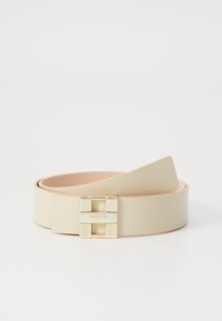 Beige leren riem met een gladde textuur, voorzien van een gouden rechthoekige gesp en een strakke, minimalistische stijl.