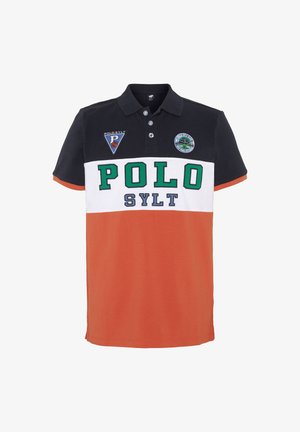 Polo-Shirt mit navyblauen, weißen und orangefarbenen Abschnitten, grüner "POLO SYLT"-Text, Emblemen und klassischem Kragendesign.