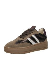 Bruine suède sneakers met glanzende donkere accenten, witte strepen, vetersluiting aan de voorkant, gewatteerde kraag en een dikke rubberen zool voor extra hoogte.