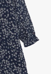 Tommy Hilfiger SCATTERED FLORAL DRESS - Freizeitkleid - blue