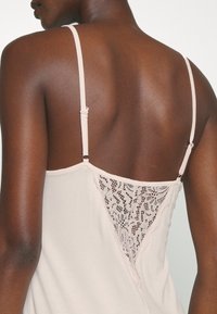LASCANA HOLYWOOD NEGLIGÉ - Spalna srajca - light rose