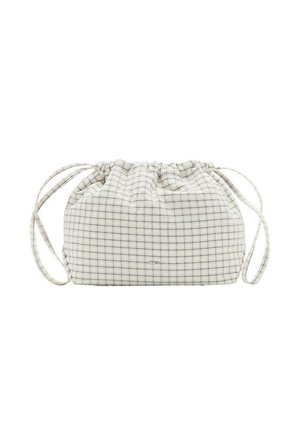 Sac à cordon blanc à motif à carreaux bleus, forme arrondie et fines bretelles assorties, présenté sur fond blanc uni.