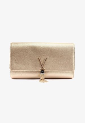 Clutch in pelle con texture dorata, dotata di un logo metallico a forma di V e dettaglio in frange con catena. Presenta un design pieghevole e chiusura magnetica.