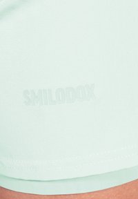 Smilodox ADVANCE PRO 2IN1 - Urheilushortsit - grün