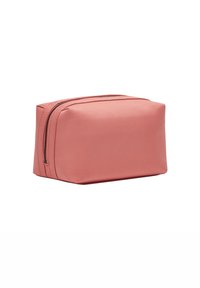 Rechteckige Kosmetiktasche aus weichem Korallstoff mit glatter Textur, ausgestattet mit einem oberen Reißverschluss und seitlichen Nähten für Stabilität.