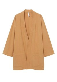 Een tan kimono-stijl huisjas van een gestructureerde stof, met brede mouwen, twee voorkledingzakken en een V-hals.