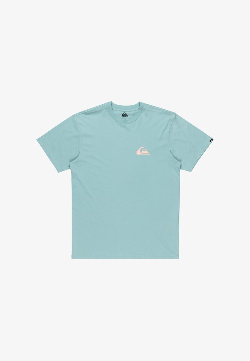 Světle modré bavlněné tričko s kulatým výstřihem a krátkými rukávy. Na levé straně hrudi se nachází růžové logo a na rukávu černá visačka.