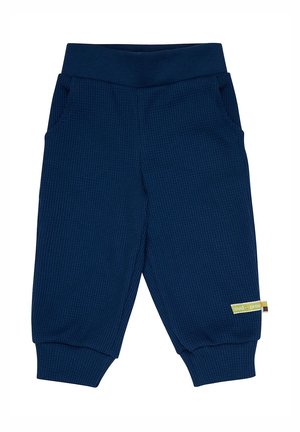 Pantaloni per bambino in tessuto blu navy con vita elasticizzata, polsini alle caviglie a costine, tasche laterali e una piccola etichetta del marchio in tessuto sulla gamba.