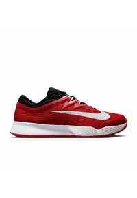 Zapatilla deportiva roja con parte superior texturizada, que presenta un swoosh blanco, acentos negros, un cuello acolchado y una suela blanca con detalles rojos.