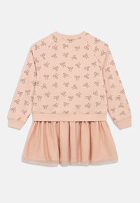 Gaiši rozā kleita ar garām piedurknēm, uz kuras ir loku raksts, un tilla svārkiem. Mīksts audums, pieguļoša jostas vieta un izpleties apakšdaļa.