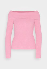 Różowy sweter z dekoltem off-the-shoulder, o prążkowanej fakturze, z długimi rękawami i miękką teksturą. Dopasowany krój podkreśla sylwetkę.