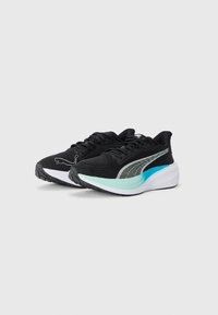 Schwarze Sportschuhe mit einem strukturierten Strickobermaterial. Sie verfügen über eine türkisfarbene und weiße Zwischensohle, eine Gummiaußensohle und einen gemusterten Seitenstreifen.