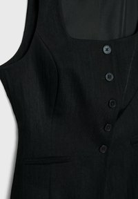 Gilet noir sans manches, ajusté, avec cinq boutons devant et deux poches fentes horizontales de chaque côté.