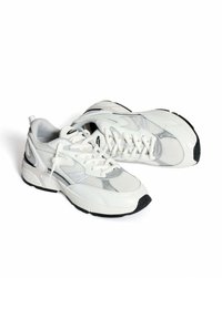Witte sportieve schoenen met een bovenwerk van mesh en leer, een ronde neus, een gevoerde zool en zwarte rubberaccenten op de hak en de buitenzool.