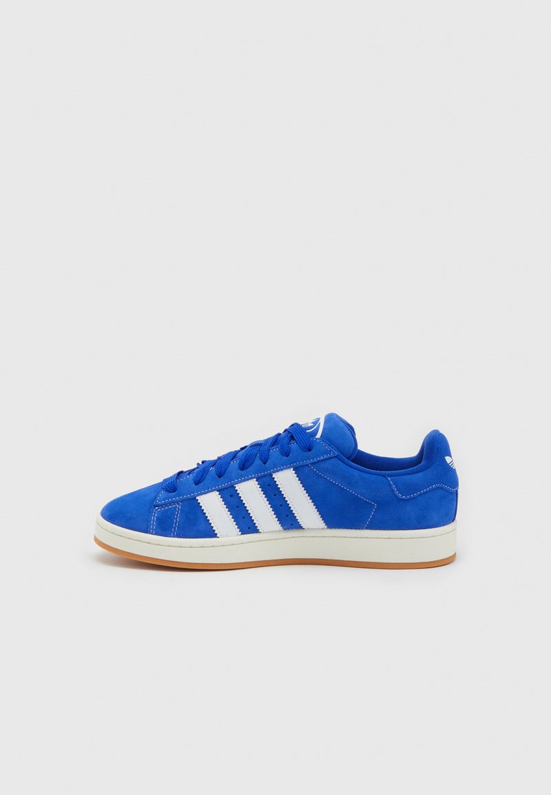 Blaue Wildleder-Sneaker mit weißen drei Streifen, strukturiertem Obermaterial, runder Zehenpartie und einer Gummilaufsohle. Die Schnürsenkel passen zur Schuhfarbe.