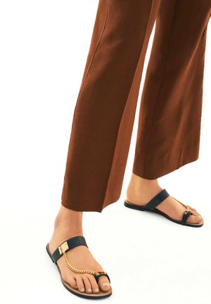 PATRICIA - Sandalias planas - black
