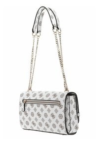 Borsa a mano in pelle bianca con motivo in logo marrone, doppie catene e manici in tessuto, tasca con zip frontale, design rettangolare strutturato, dettagli neri.