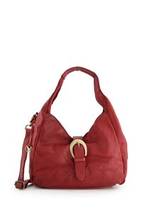 Rød læder hobo-taske med en struktureret overflade, der har et guld metal spænde som accent og en aftagelig rem til brug som crossbody.