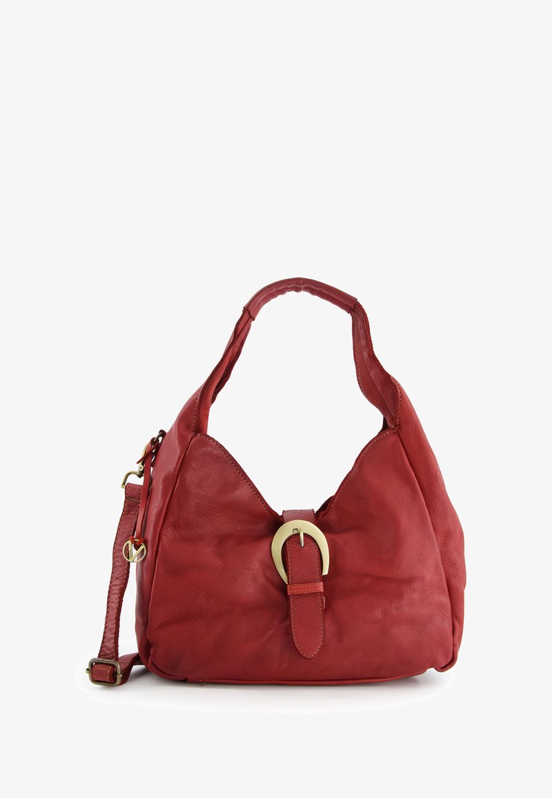 Sac hobo en cuir rouge avec une finition texturée, featuring un accent de boucle en métal doré et une bandoulière détachable pour un port croisé.