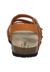 Sandal in pelle arancione con molte cinghie sottili, soletta in sughero e suola in gomma nera. Progettato per comfort e traspirabilità.