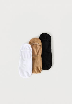Drei Paar unsichtbare Socken in Weiß, Beige und Schwarz nebeneinander auf hellem Hintergrund angeordnet.