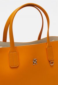 Tommy Hilfiger ICONIC pomarańczowy