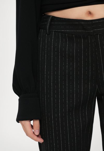 Fekete szabott nadrág, függőleges ezüst csíkos mintával, sima anyagból, slim fit szabással, derékon övhurkokkal.