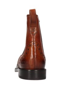 Botín de cuero marrón que presenta un acabado suave, un acento texturizado, perforaciones decorativas y un bajo tacón negro.