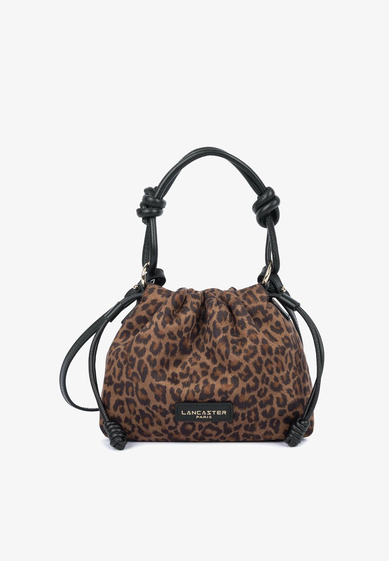 Petit sac à main à cordon avec tissu imprimé léopard marron et noir, poignées noires nouées et étiquette Lancaster Paris à l'avant.