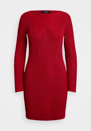 Vestido de malha vermelho com mangas longas, apresentando um design texturizado de linhas verticais e diagonais, um decote redondo e silhueta ajustada.