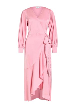 Rosa sateng omslagskjole med lange puffede ermer, V-hals, knyttet midjebånd og asymmetrisk volangkant.