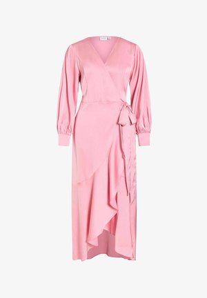 Rosa satin omslagskjole med lange puffede ærmer, V-hals, bundet taljebånd og asymmetrisk flæsekant.