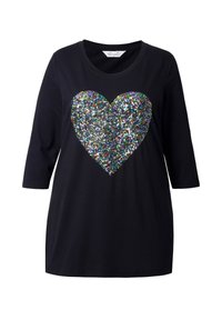 T-shirt noir à manches trois-quarts avec un grand design de cœur en sequins multicolores au centre. Tissu doux et extensible.