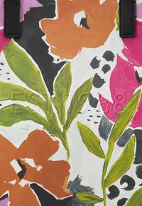 Färgglad blommönster på texturerad tyg med orange, rosa och svarta blommor samt gröna blad mot en vit bakgrund. Svarta accenter finns.