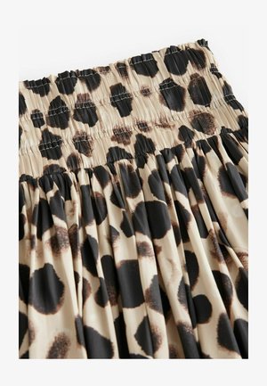 Gonna a stampa leopardata con macchie nere e marroni su sfondo beige. Presenta un cintura smock e un design plissettato. Texture liscia.