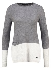 Grauer und weißer Strickpullover mit langen Ärmeln, rundem Ausschnitt und einer Vordertasche. Verfügt über ein zweifarbigen Design und eine weiche Textur.