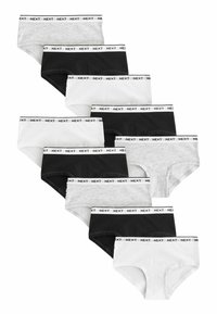 Pachet de zece chiloți din bumbac în culorile negru, alb și gri; dispune de un brâu cu logo negru. Dimensiuni și culori variate aranjate într-un format în trepte.